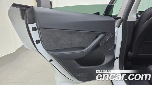 Tesla Model Y — Фото автомобиля 14