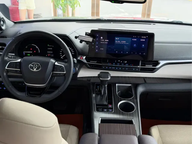 Toyota Sienna — Фото автомобиля 11