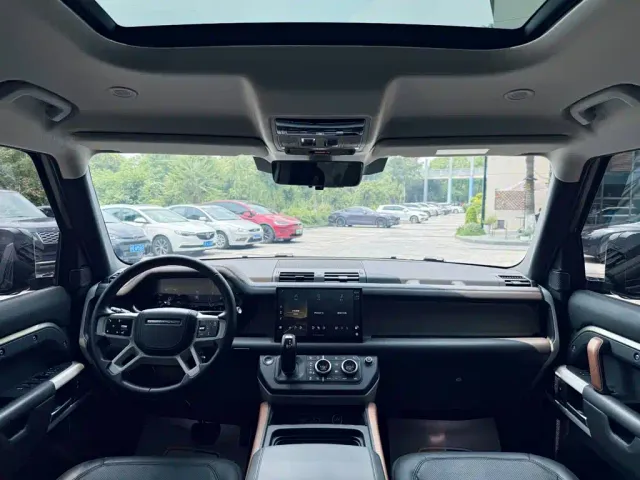 Land Rover Defender — Фото автомобиля 17