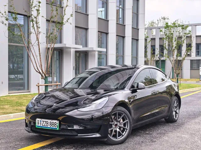 Фотография автомобиля — Tesla Model 3