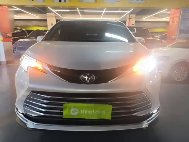 Toyota Sienna — Фото автомобиля 2