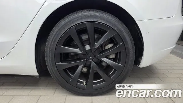 Tesla Model 3 — Фото автомобиля 17