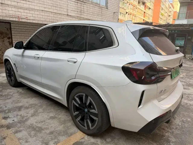 BMW iX3 — Фото автомобиля 4