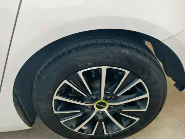 Roewe i5 — Фото автомобиля 13