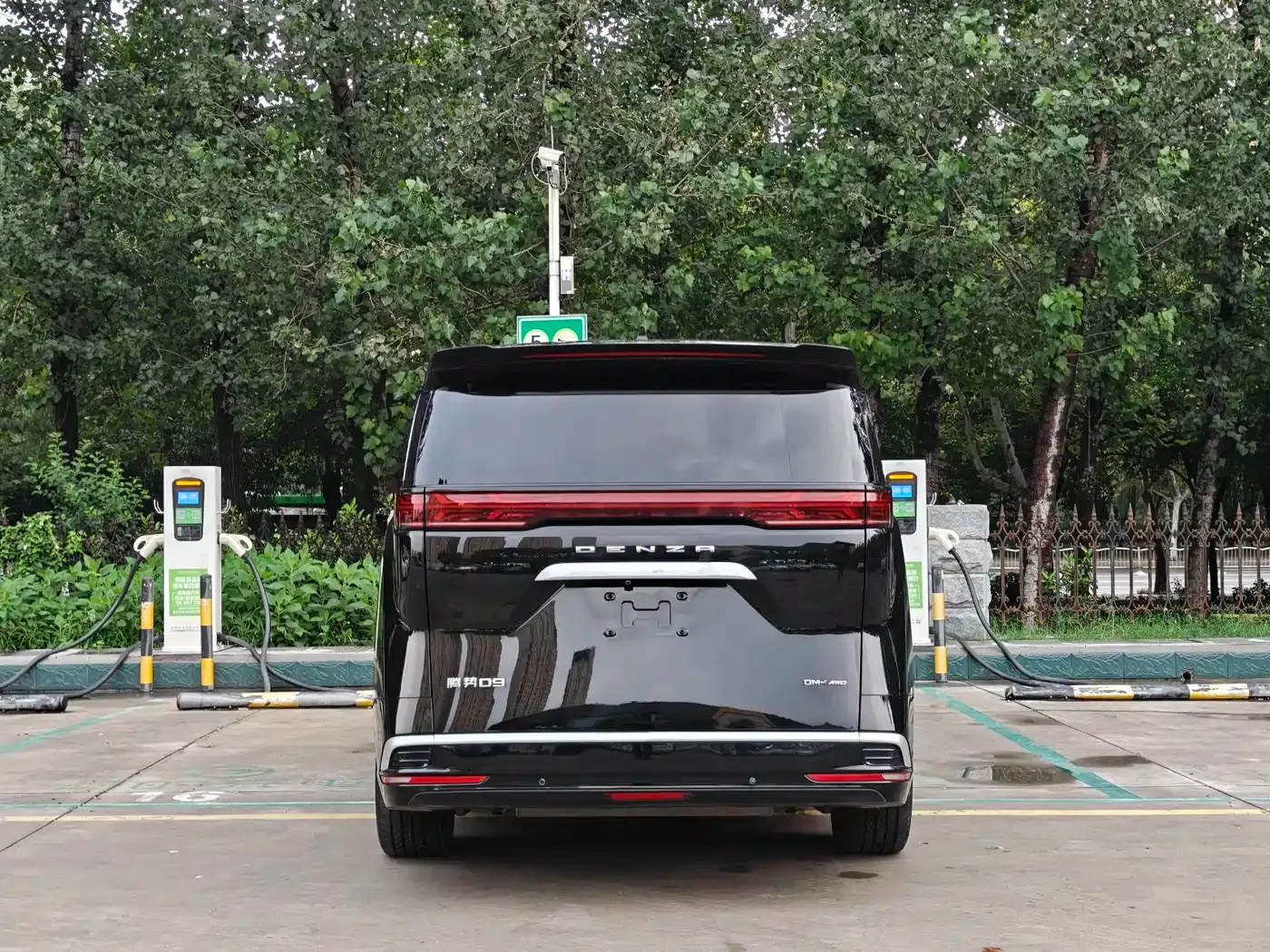 Denza Denza D9 2022 DM-i 970 AWD Flagship — Фото автомобиля 13