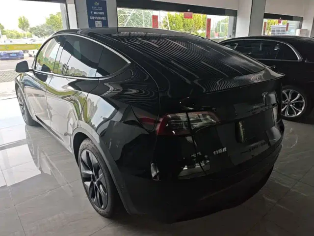 Tesla Model Y — Фото автомобиля 4