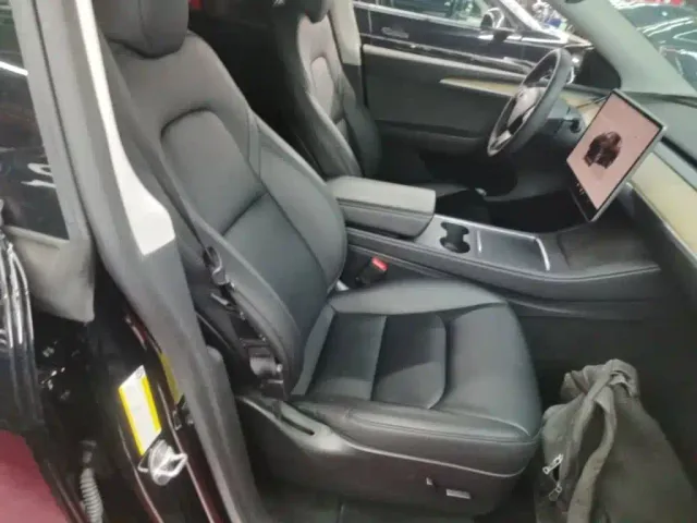 Tesla Model Y — Фото автомобиля 24