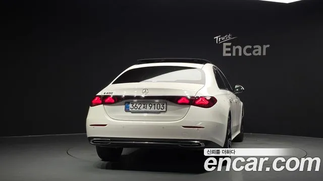 Mercedes-Benz E-Class — Фото автомобиля 4