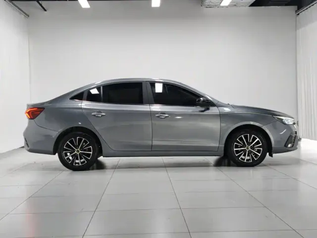 Roewe i5 — Фото автомобиля 3