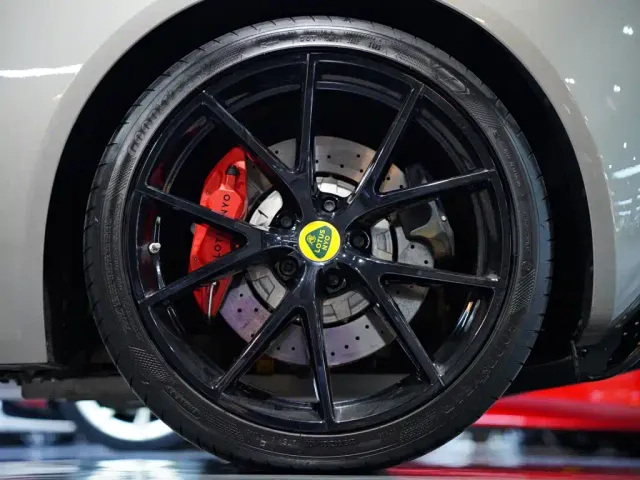 Lotus Emira — Фото автомобиля 3