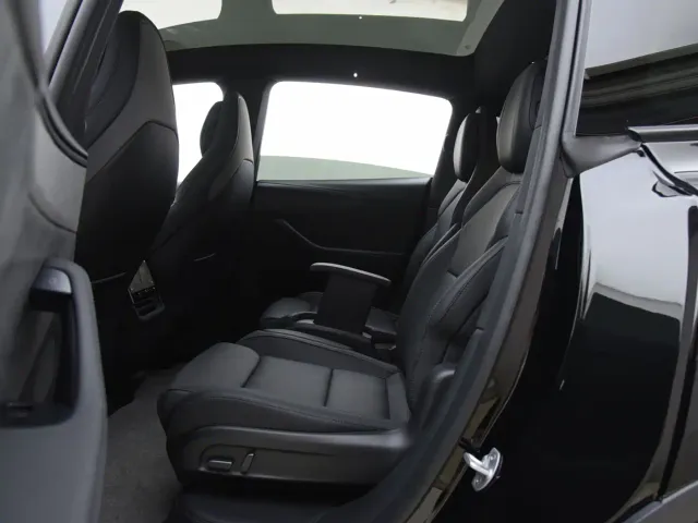 Tesla Model Y L — Фото автомобиля 5