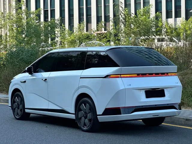 Xpeng X9 — Фото автомобиля 4