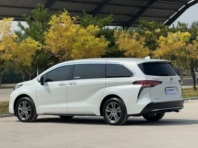 Toyota Sienna — Фото автомобиля 23