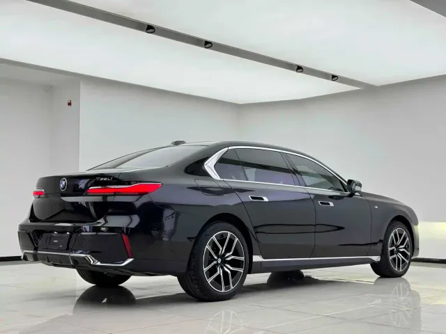 BMW 7 Series — Фото автомобиля 12