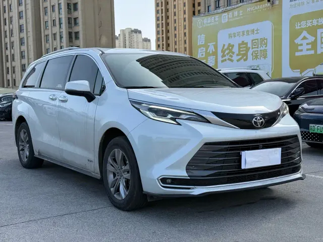 Toyota Sienna — Фото автомобиля 3