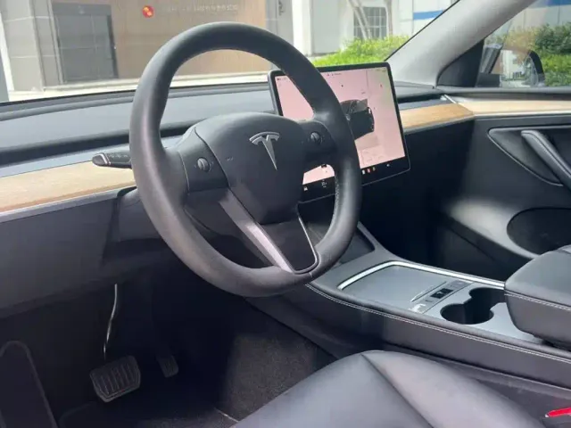 Tesla Model Y — Фото автомобиля 3
