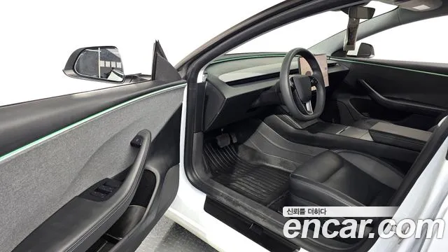 Tesla Model 3 — Фото автомобиля 10