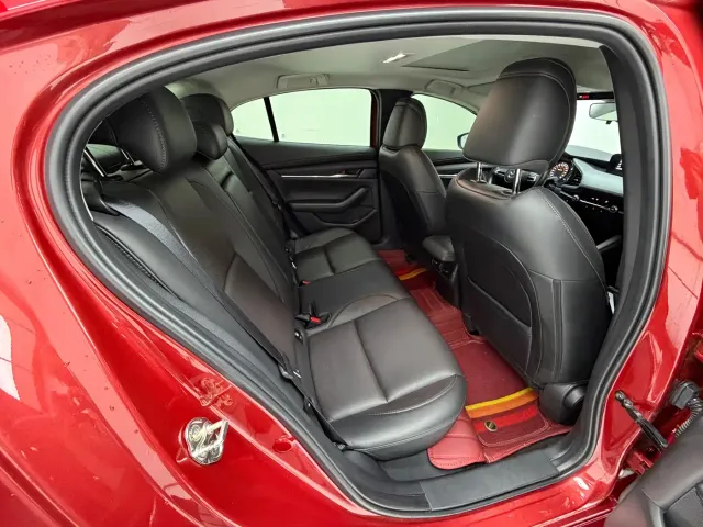 Mazda Axela — Фото автомобиля 18