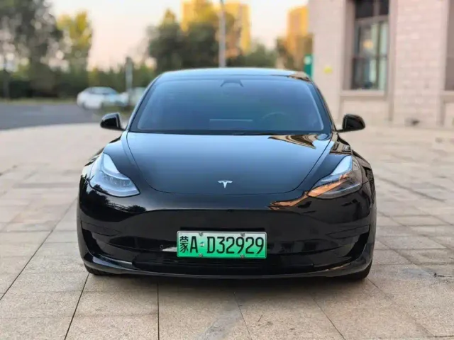 Tesla Model 3 — Фото автомобиля 2