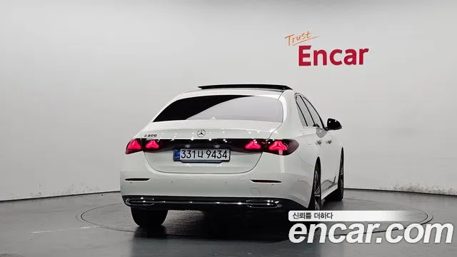 Mercedes-Benz E-Class — Фото автомобиля 4