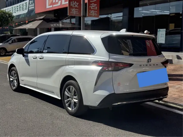 Toyota Sienna — Фото автомобиля 4