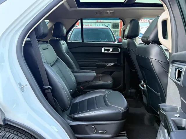 Ford Explorer — Фото автомобиля 16