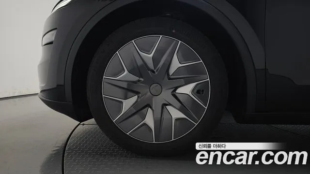 Tesla Model Y — Фото автомобиля 4