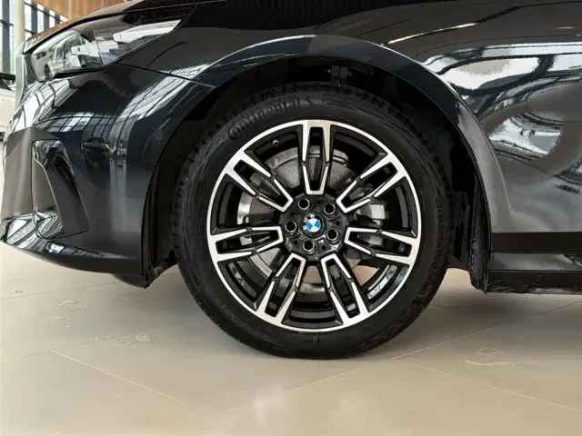BMW 5 Series — Фото автомобиля 10