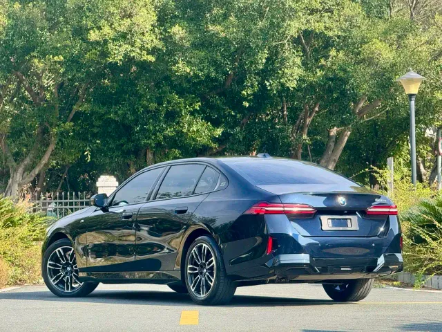 BMW 5 Series — Фото автомобиля 9