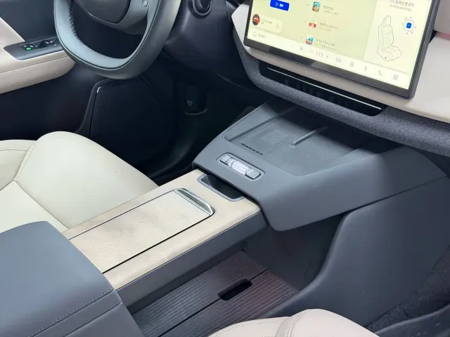 Volvo XC70 Plug-in Hybrid — Фото автомобиля 7