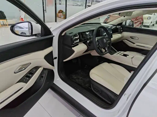 BYD Qin L — Фото автомобиля 15