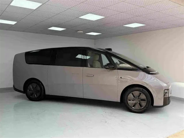 Li Auto MEGA — Фото автомобиля 3