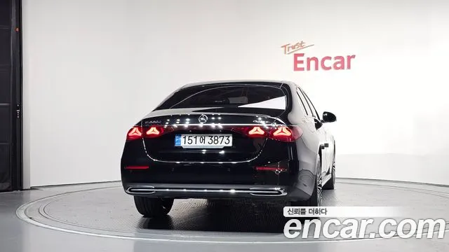 Mercedes-Benz E-Class — Фото автомобиля 3