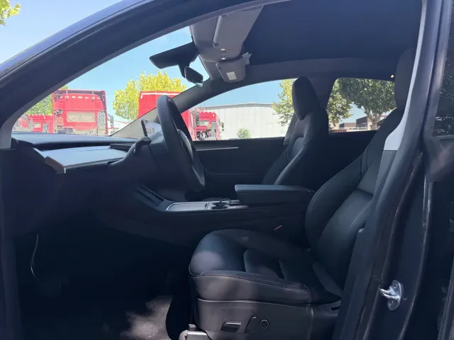 Tesla Model Y — Фото автомобиля 10