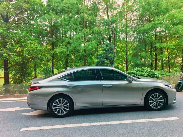Lexus ES — Фото автомобиля 13
