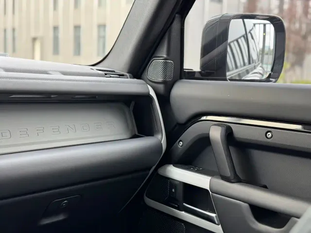 Land Rover Defender — Фото автомобиля 8
