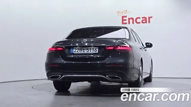 Mercedes-Benz E-Class — Фото автомобиля 4