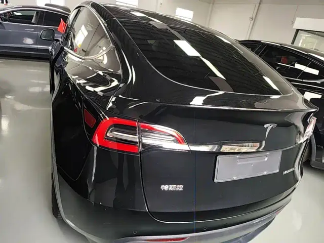 Tesla Model Y — Фото автомобиля 5