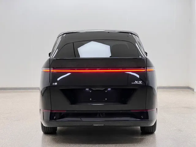 Xpeng X9 — Фото автомобиля 5