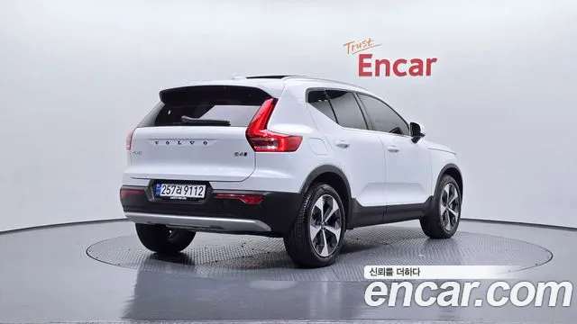 Volvo XC40 — Фото автомобиля 2