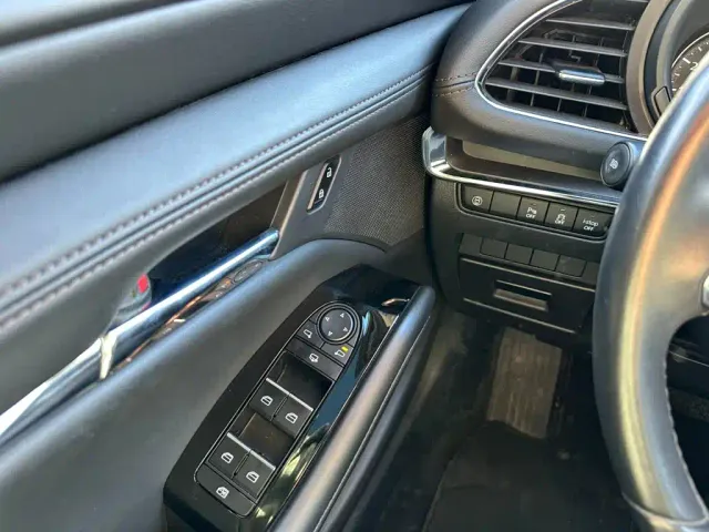 Mazda Axela — Фото автомобиля 23