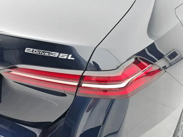 BMW i5 — Фото автомобиля 4