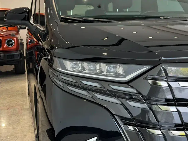 Toyota Alphard — Фото автомобиля 3