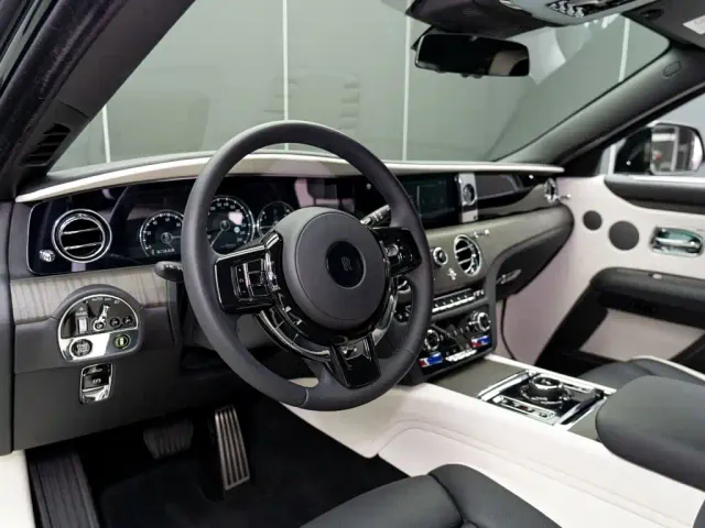 Rolls-Royce Ghost — Фото автомобиля 10