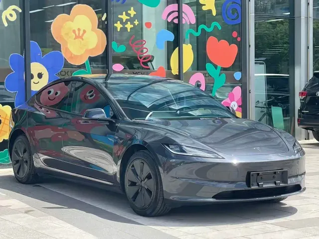 Tesla Model 3 — Фото автомобиля 2