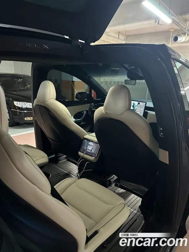 Tesla Model X — Фото автомобиля 6