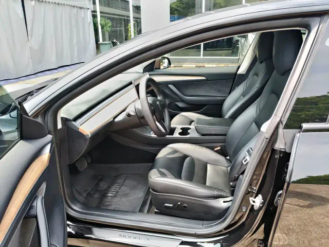 Tesla Model 3 — Фото автомобиля 12