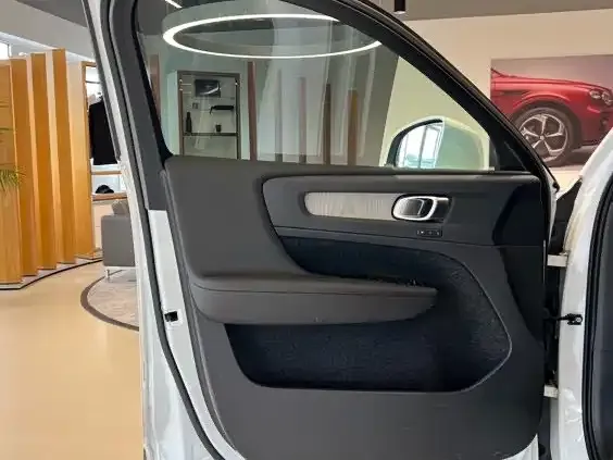 Volvo XC40 — Фото автомобиля 6