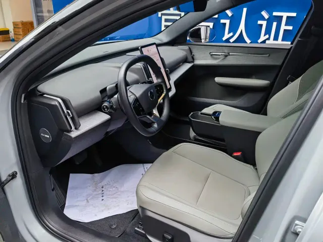 Volvo EX30 — Фото автомобиля 9