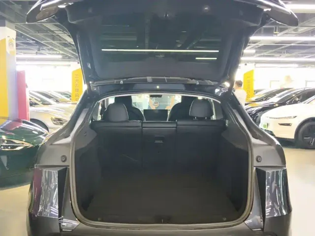Tesla Model Y — Фото автомобиля 18